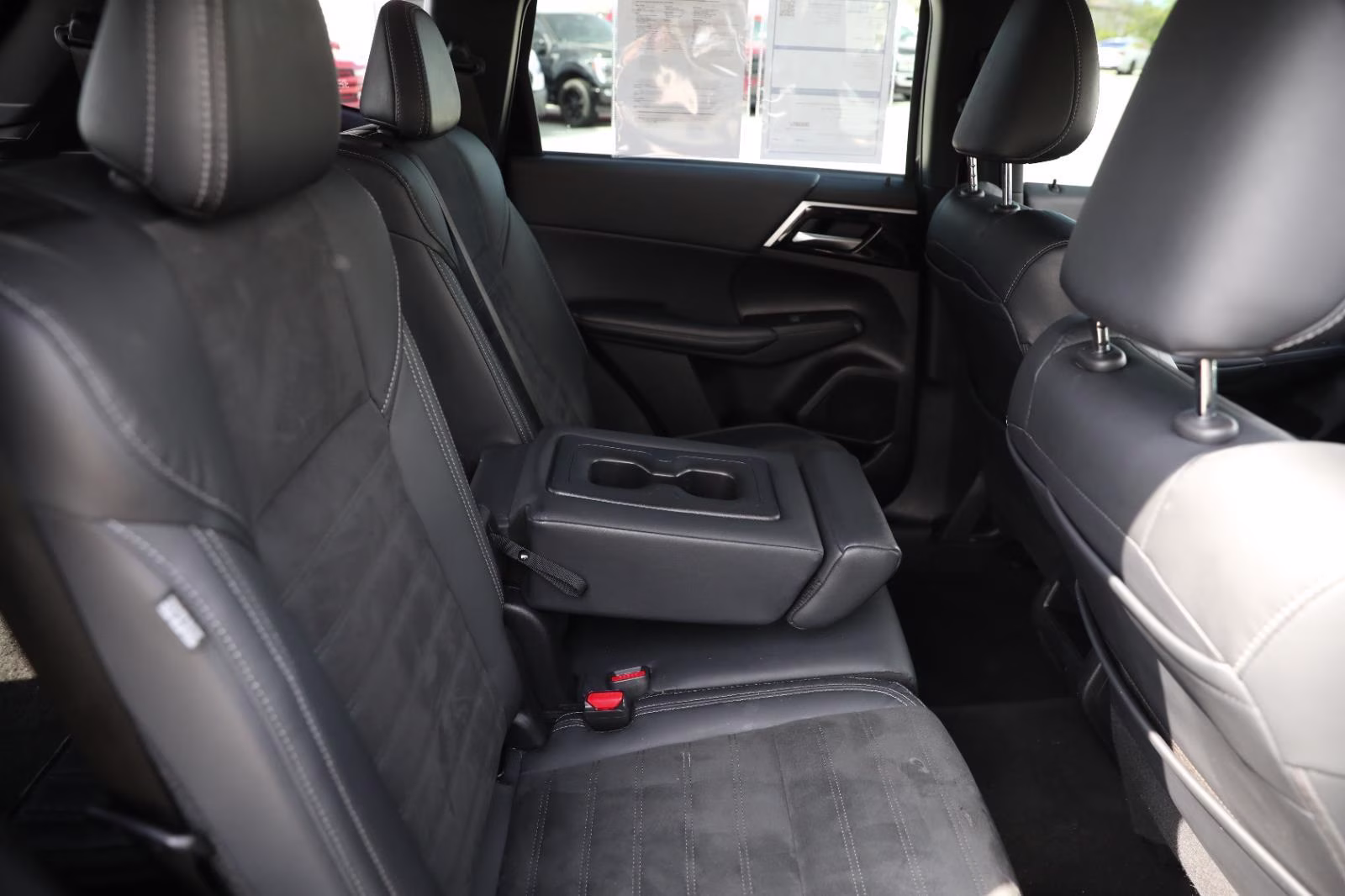 2023 Labrador Black Pearl Mitsubishi Outlander SE AWD S-AWC