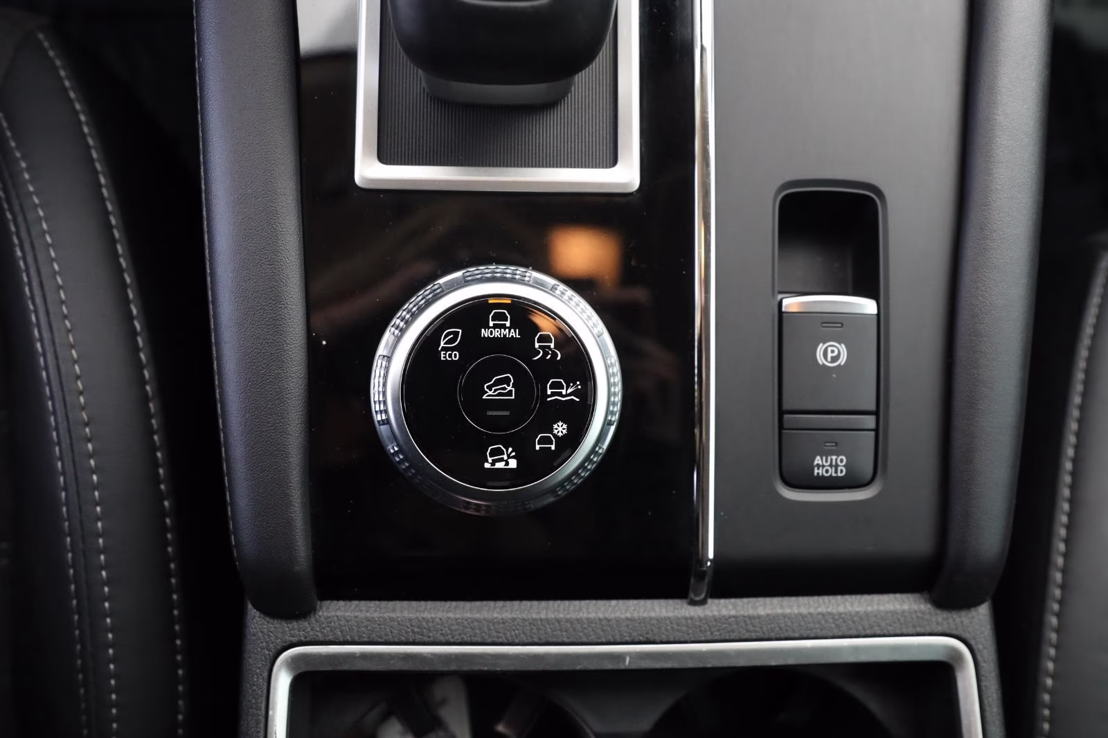 2023 Labrador Black Pearl Mitsubishi Outlander SE AWD S-AWC