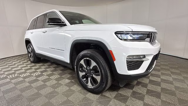 2022 Bright White Clearcoat Jeep Grand Cherokee 4xe 4X4 SUV