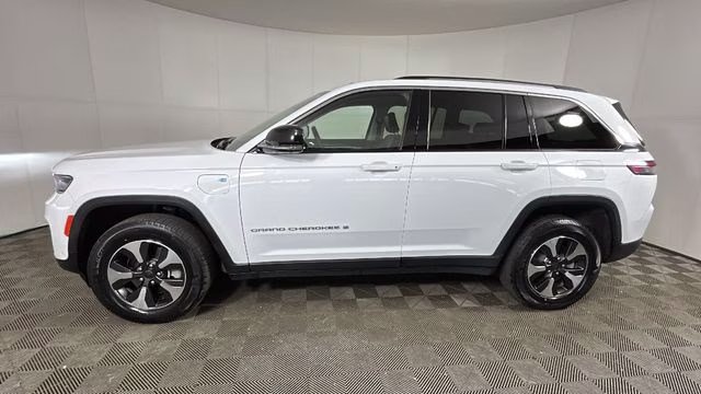 2022 Bright White Clearcoat Jeep Grand Cherokee 4xe 4X4 SUV