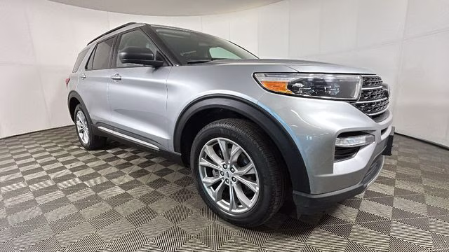 2023 Silver Ford Explorer XLT 4X4 SUV