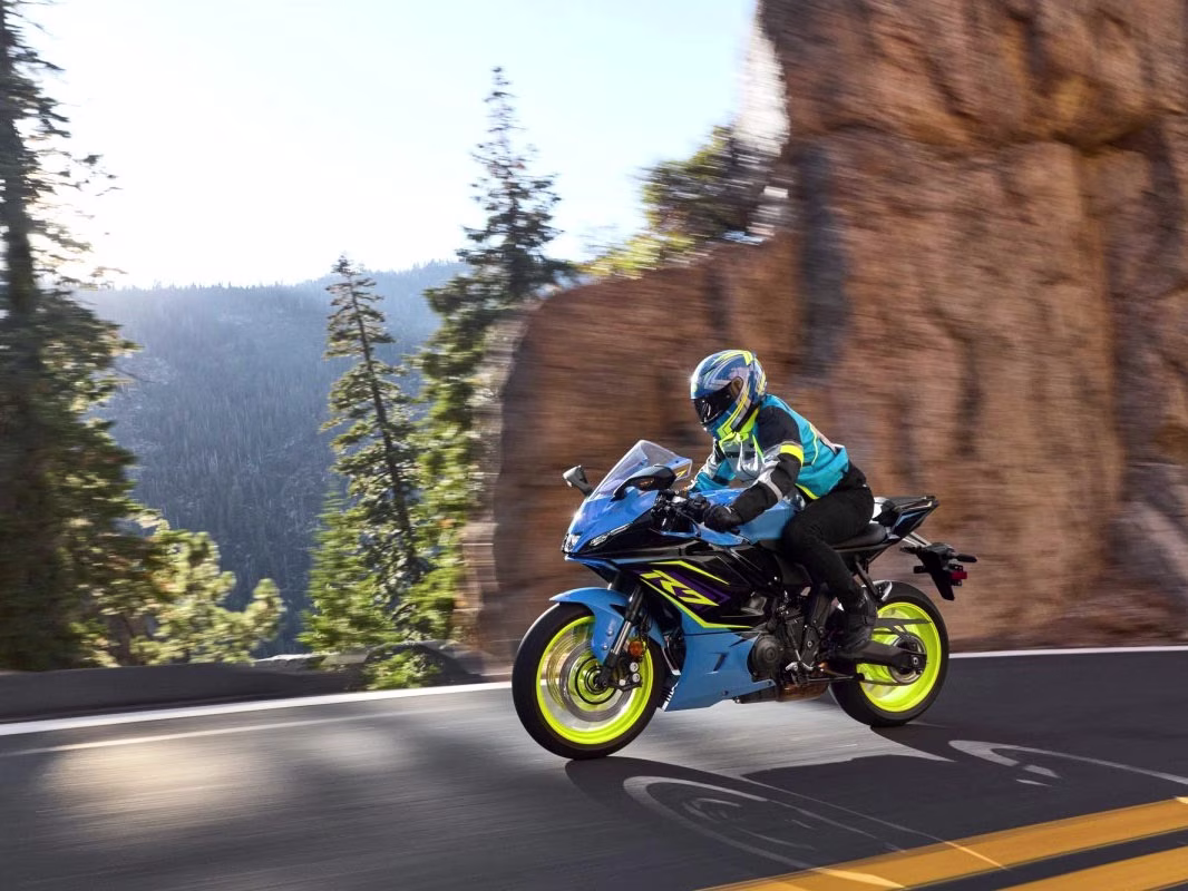 2026 Breaker Cyan / Raven Yamaha YZF-R7 Motorcycle