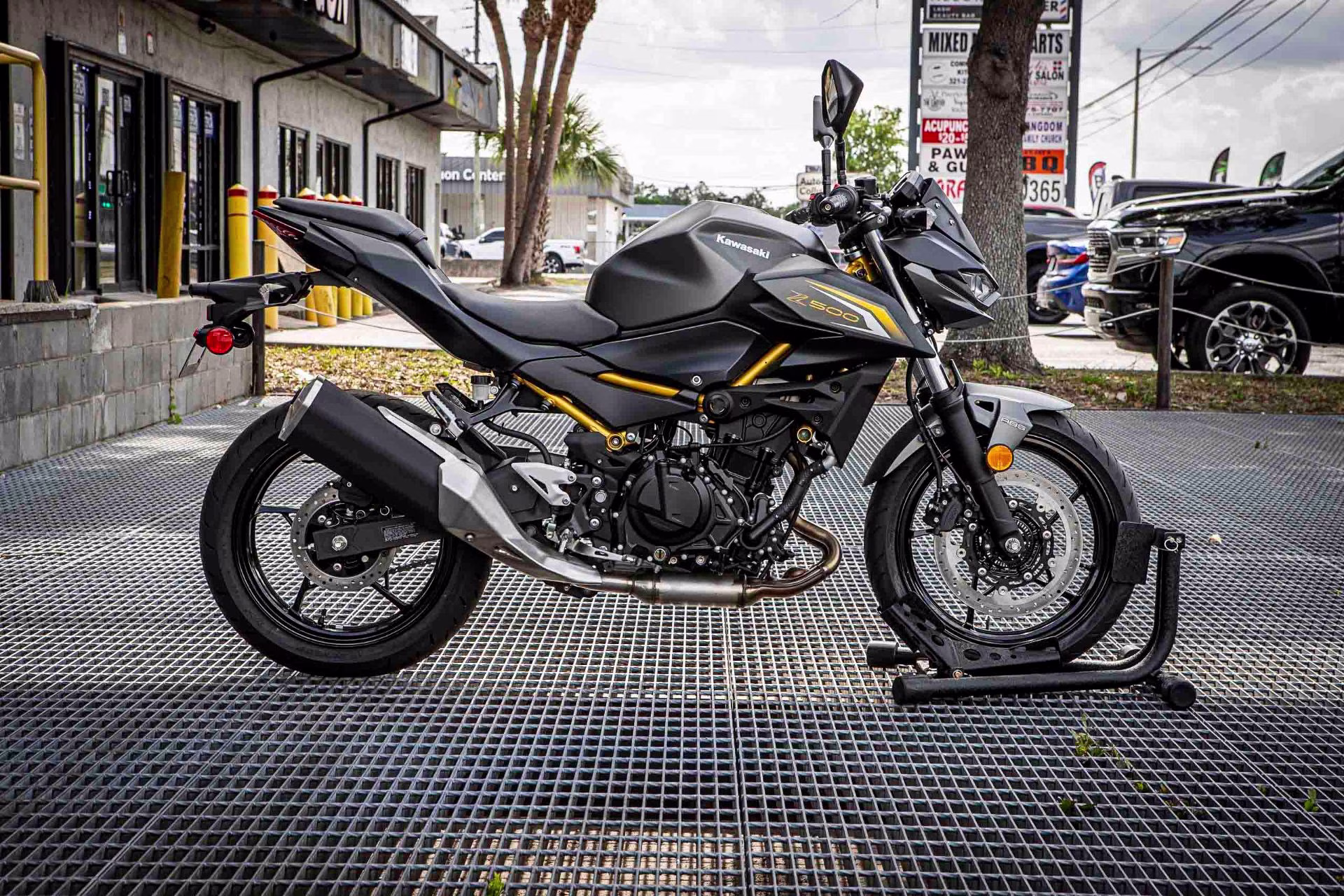2026 Metallic Matte Graphenesteel Gray / Metallic Flat Spark Black Kawasaki Z500 ABS Motorcycle