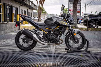 2026 Metallic Matte Graphenesteel Gray / Metallic Flat Spark Black Kawasaki Z500 ABS Motorcycle