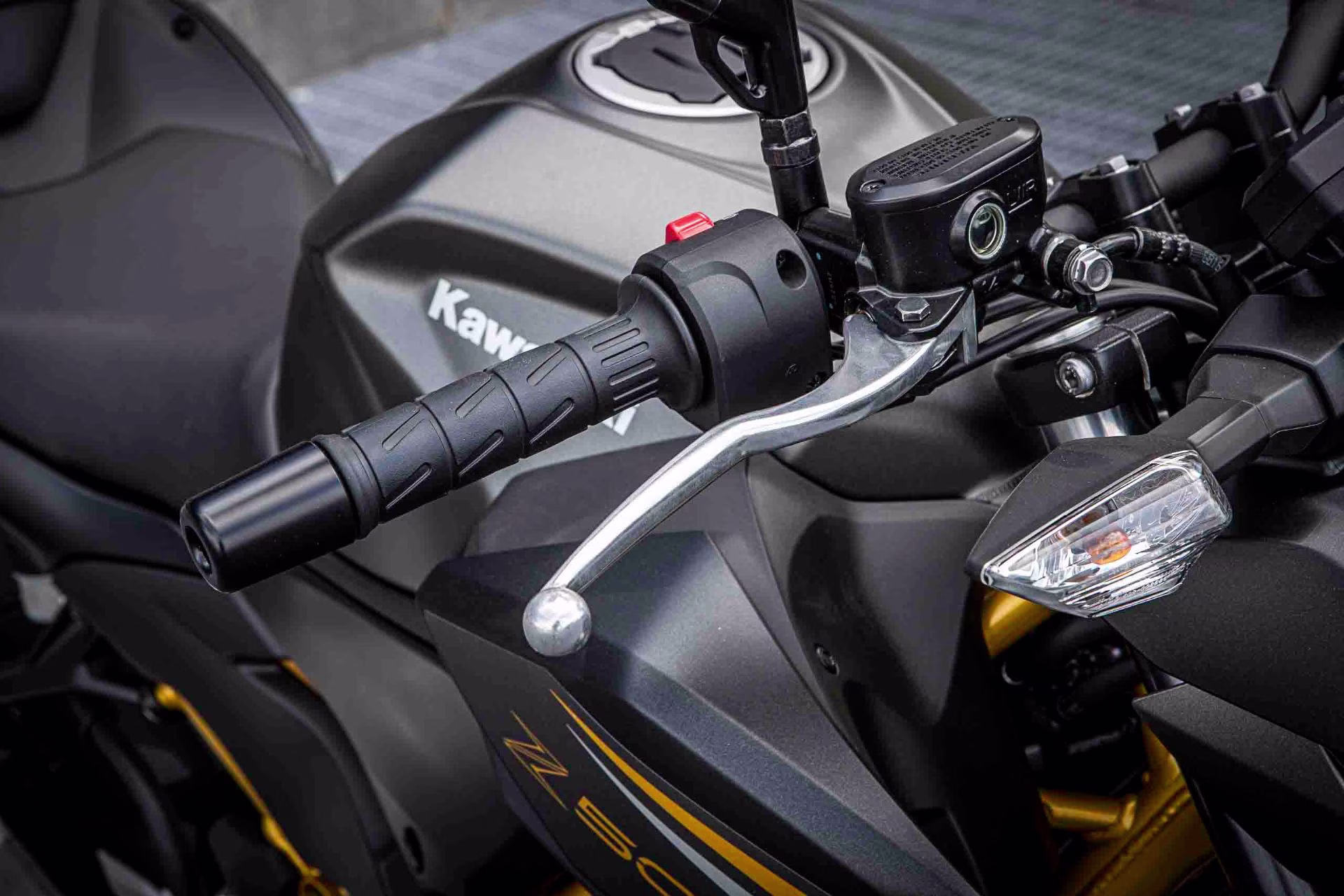 2026 Metallic Matte Graphenesteel Gray / Metallic Flat Spark Black Kawasaki Z500 ABS Motorcycle