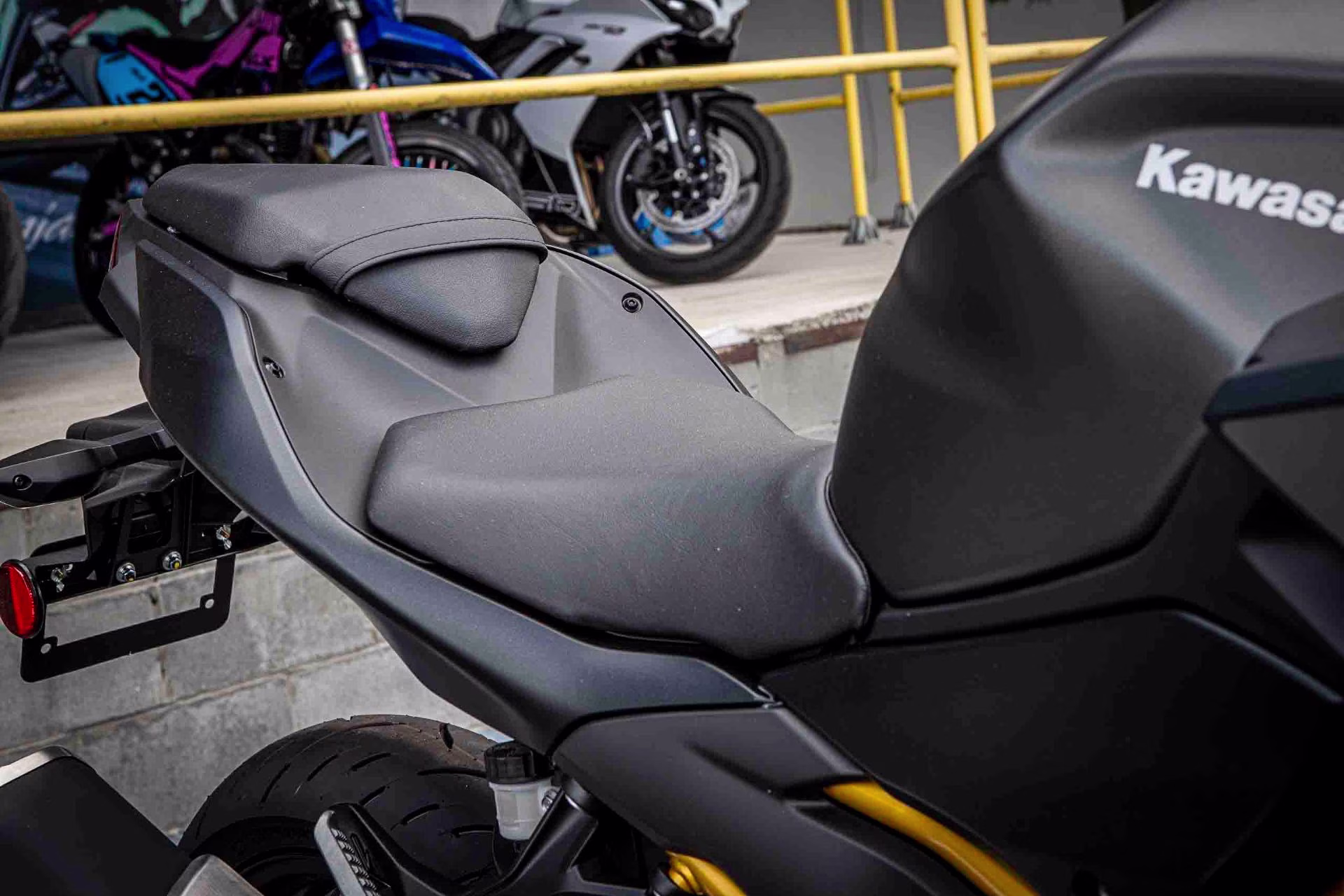 2026 Metallic Matte Graphenesteel Gray / Metallic Flat Spark Black Kawasaki Z500 ABS Motorcycle
