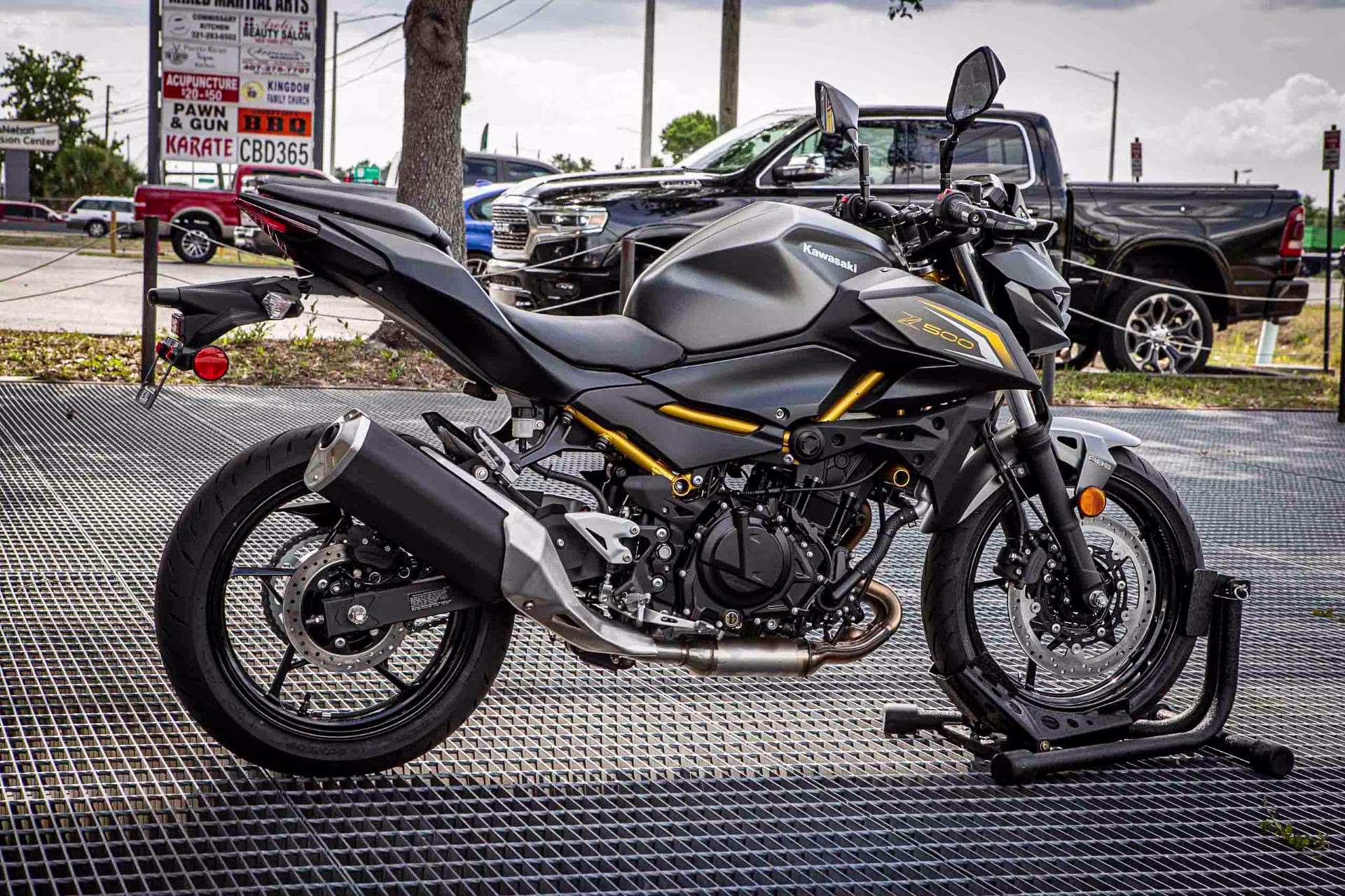 2026 Metallic Matte Graphenesteel Gray / Metallic Flat Spark Black Kawasaki Z500 ABS Motorcycle