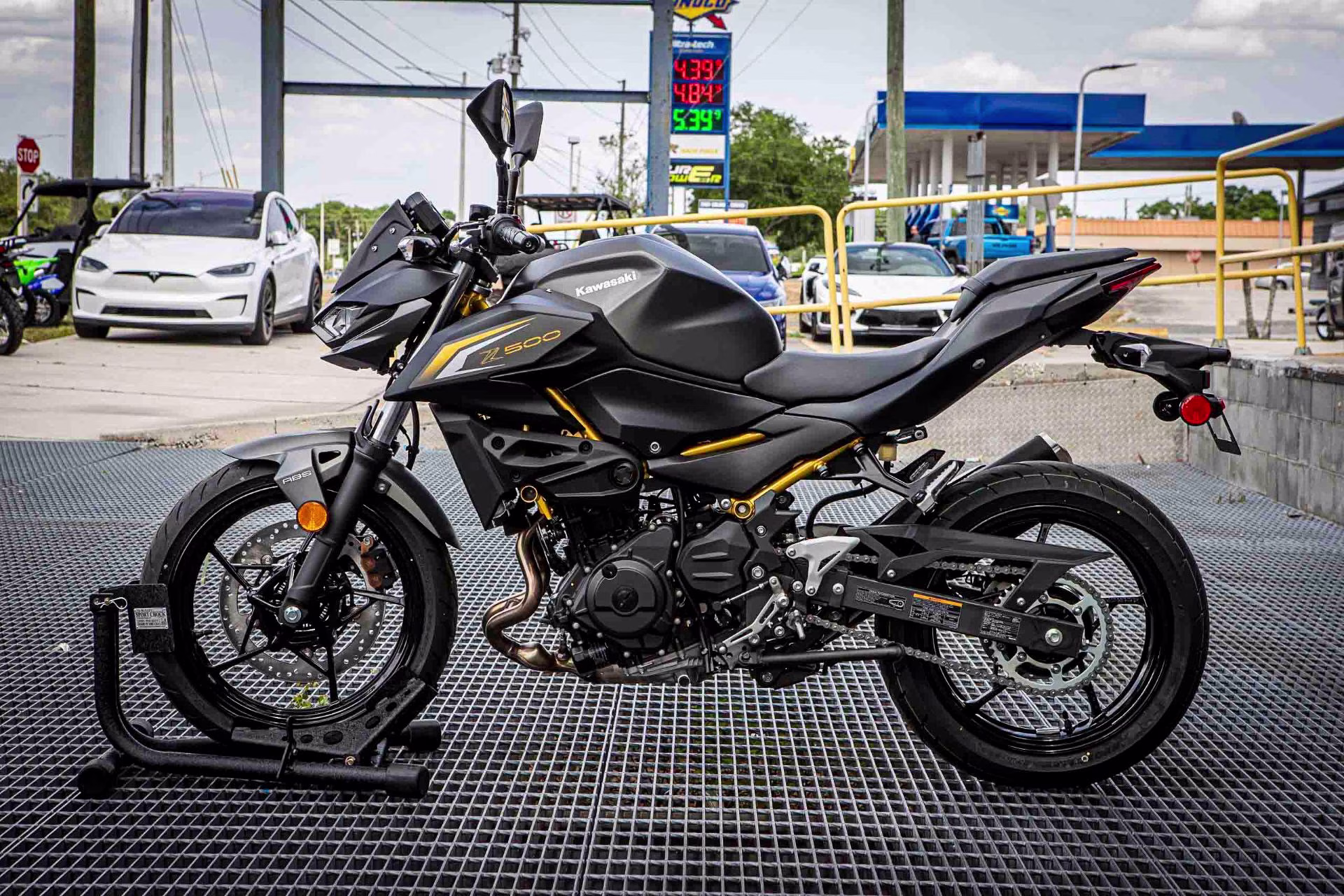 2026 Metallic Matte Graphenesteel Gray / Metallic Flat Spark Black Kawasaki Z500 ABS Motorcycle