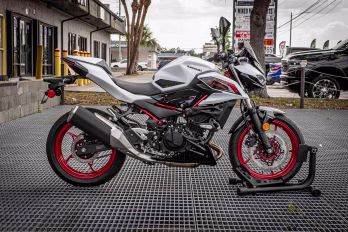 2026 Pearl Blizzard White / Ebony Kawasaki Z500 SE ABS Motorcycle
