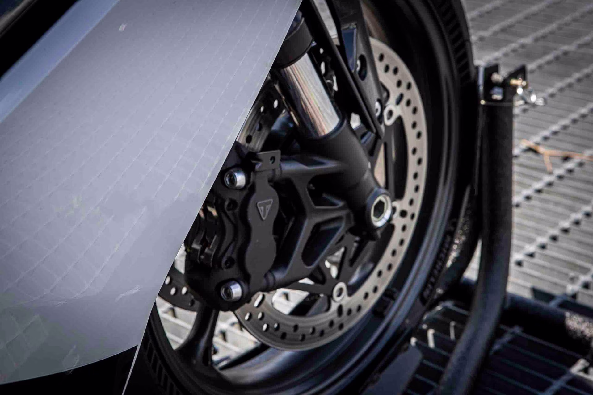2025 Snowdonia White / Sapphire Black Triumph Daytona 660 Motorcycle