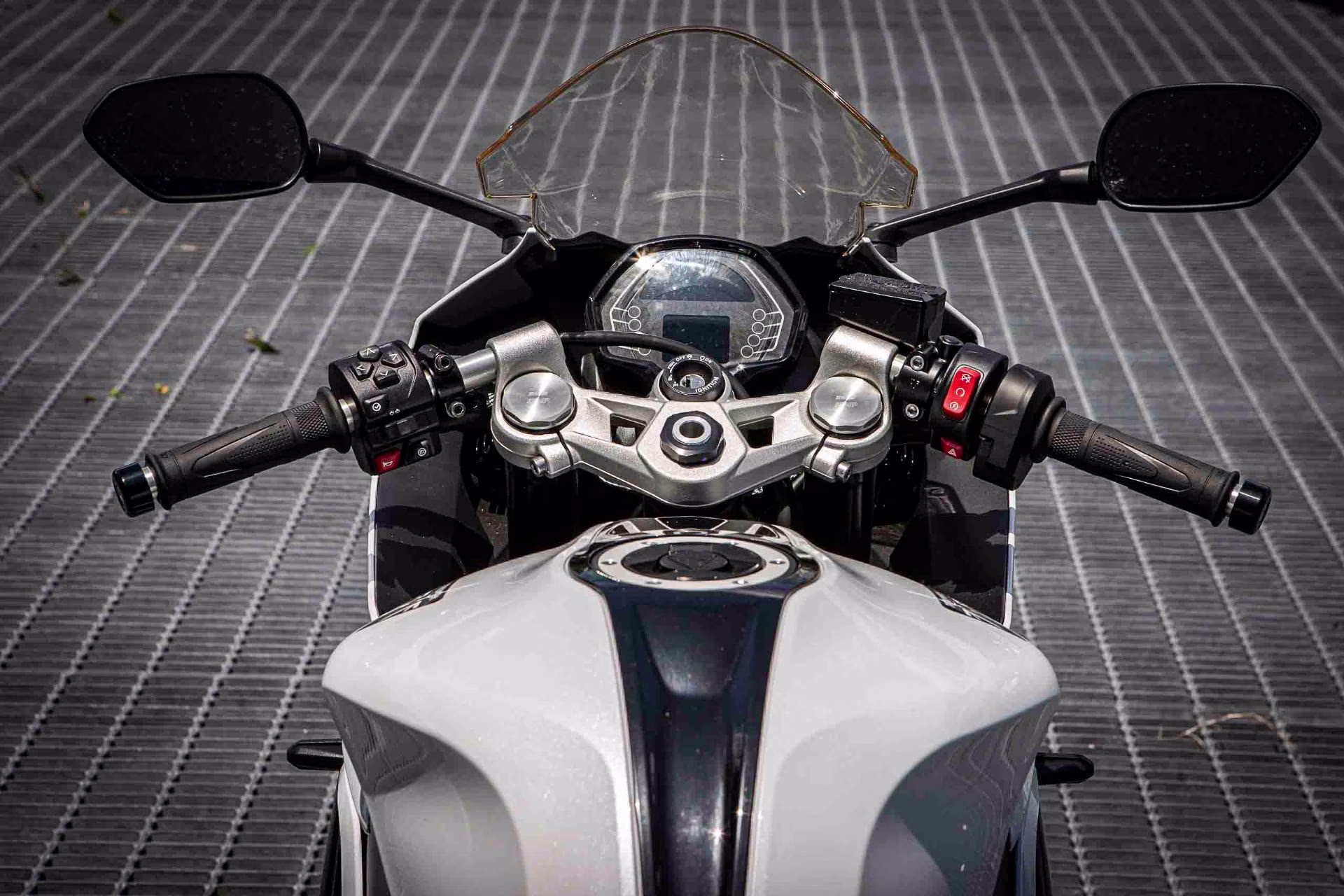 2025 Snowdonia White / Sapphire Black Triumph Daytona 660 Motorcycle