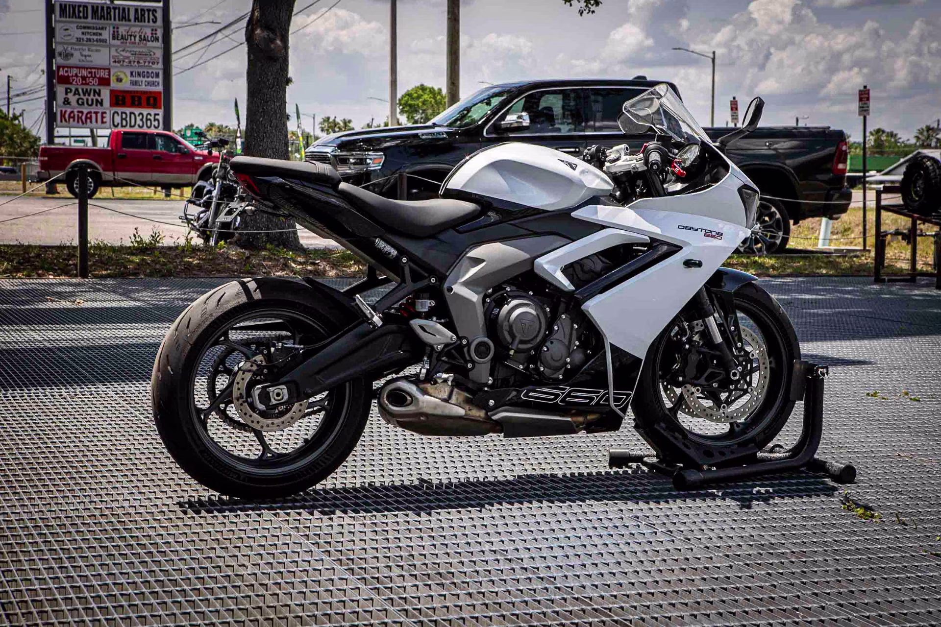 2025 Snowdonia White / Sapphire Black Triumph Daytona 660 Motorcycle