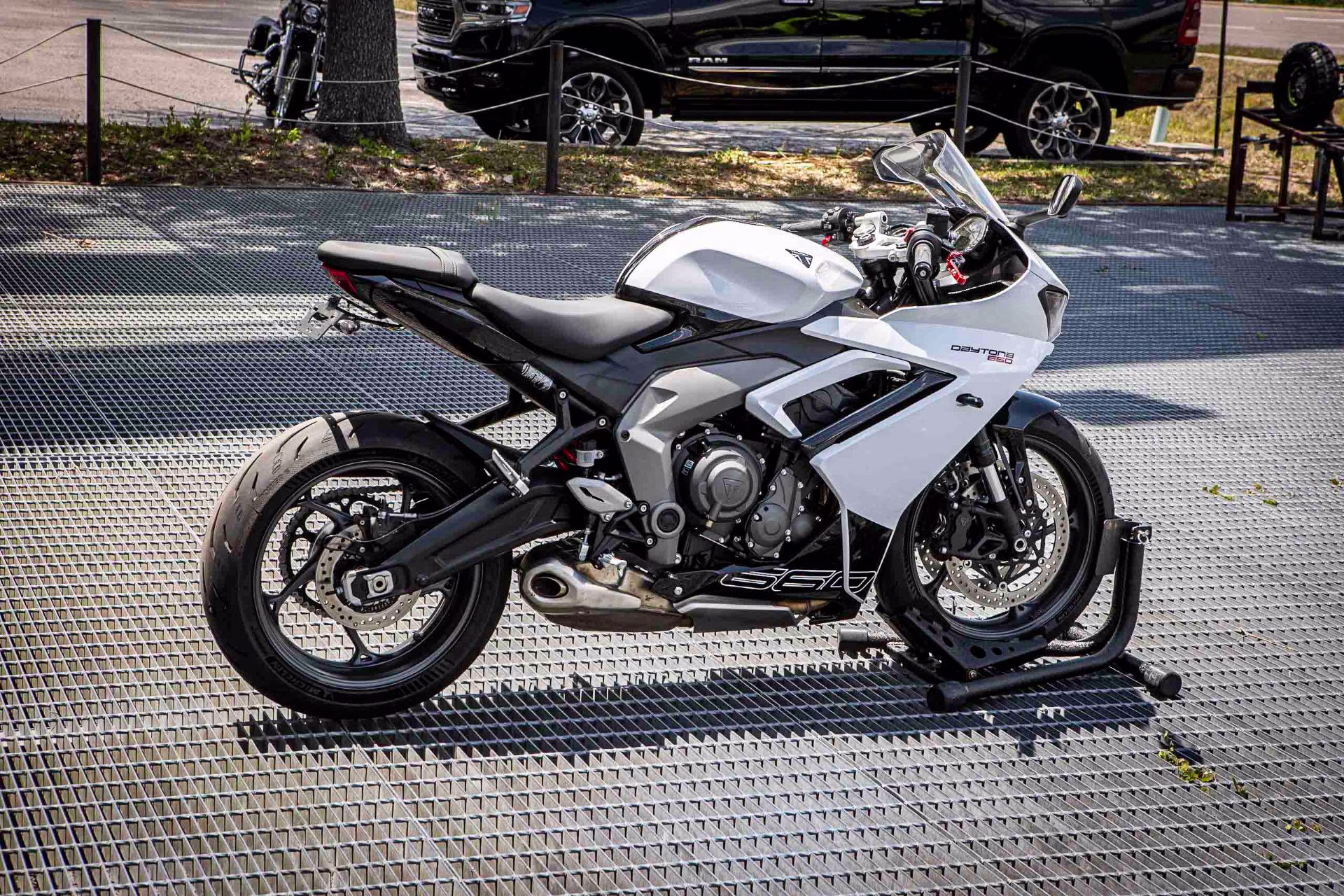 2025 Snowdonia White / Sapphire Black Triumph Daytona 660 Motorcycle