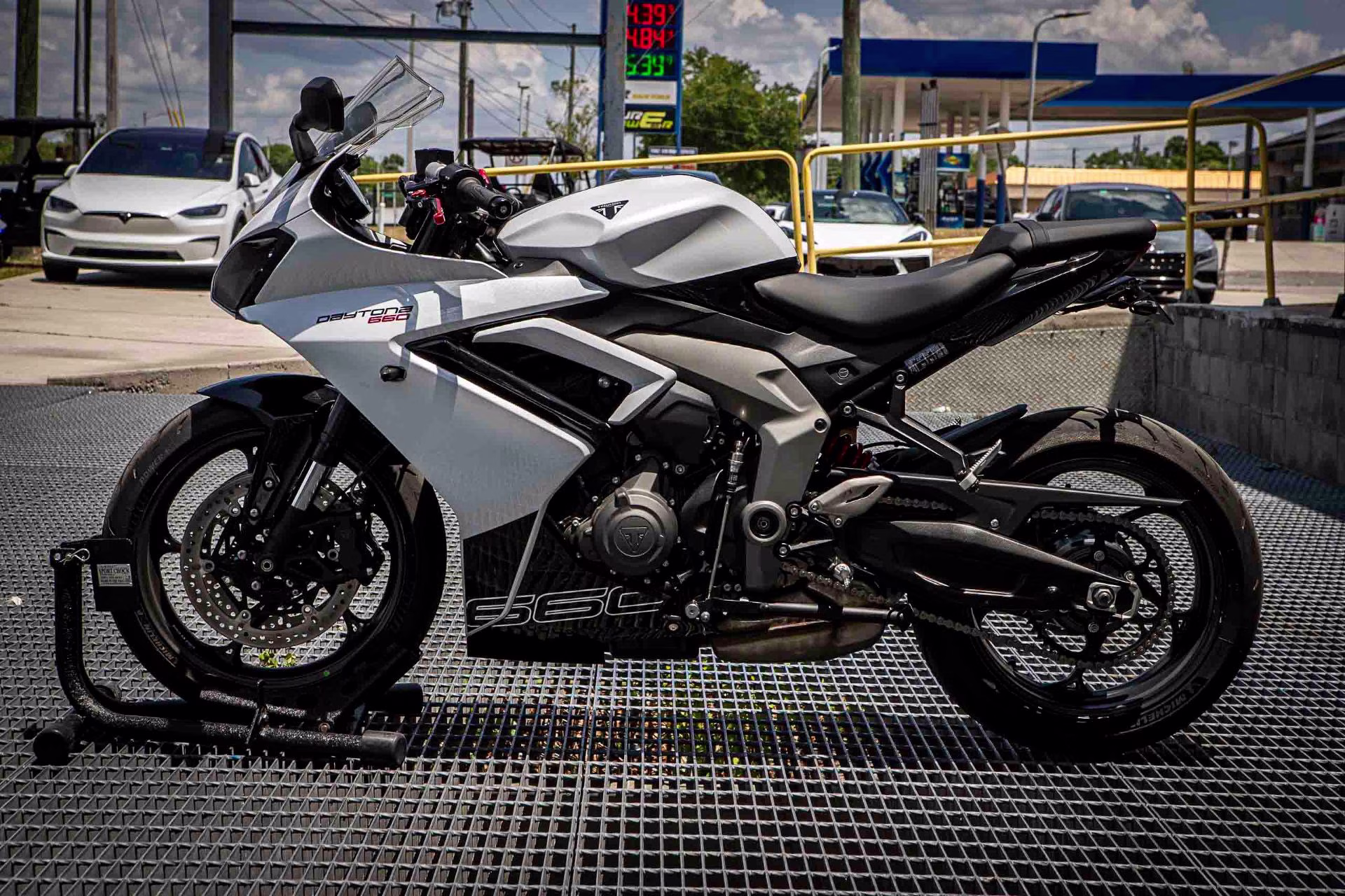 2025 Snowdonia White / Sapphire Black Triumph Daytona 660 Motorcycle