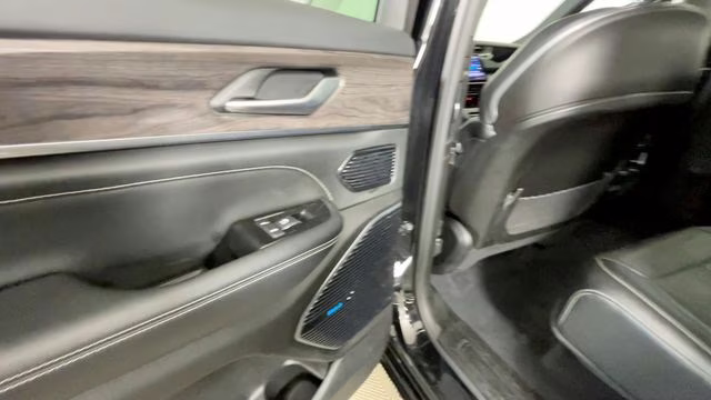 2023 Diamond Black Crystal Pearlcoat Jeep Grand Cherokee Overland 4xe 4X4 SUV