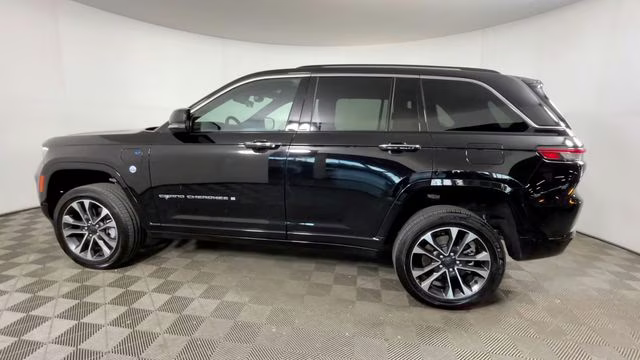 2023 Diamond Black Crystal Pearlcoat Jeep Grand Cherokee Overland 4xe 4X4 SUV