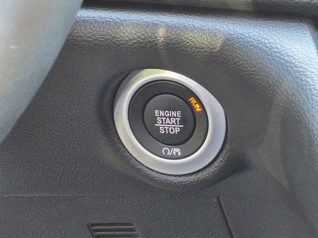 2027 Pw7 Chrysler Pacifica Select FWD Van