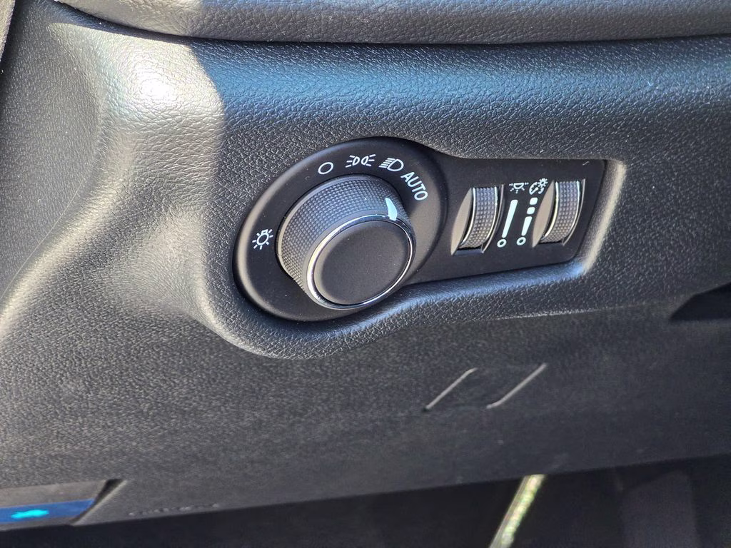 2027 Pw7 Chrysler Pacifica Select FWD Van