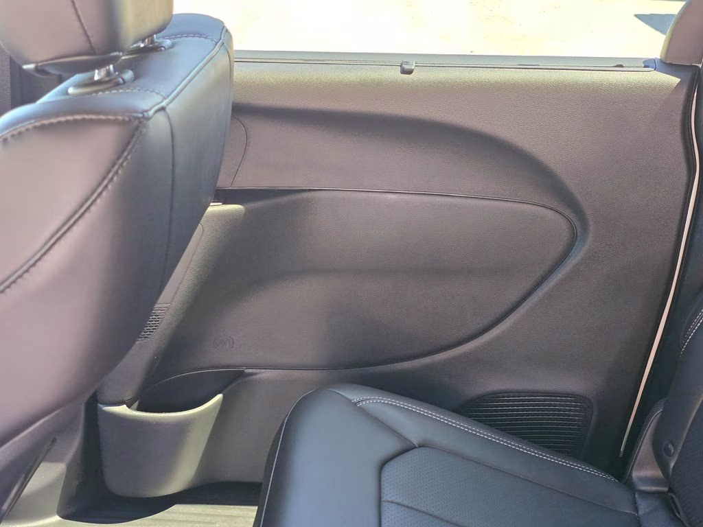 2027 Pw7 Chrysler Pacifica Select FWD Van