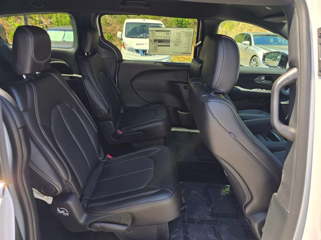 2027 Bright White Clearcoat Chrysler Pacifica Select FWD Van