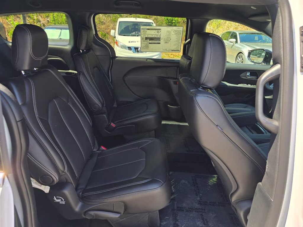 2027 Pw7 Chrysler Pacifica Select FWD Van