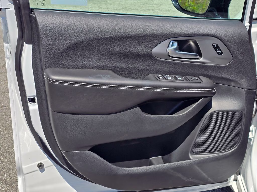 2027 Pw7 Chrysler Pacifica Select FWD Van