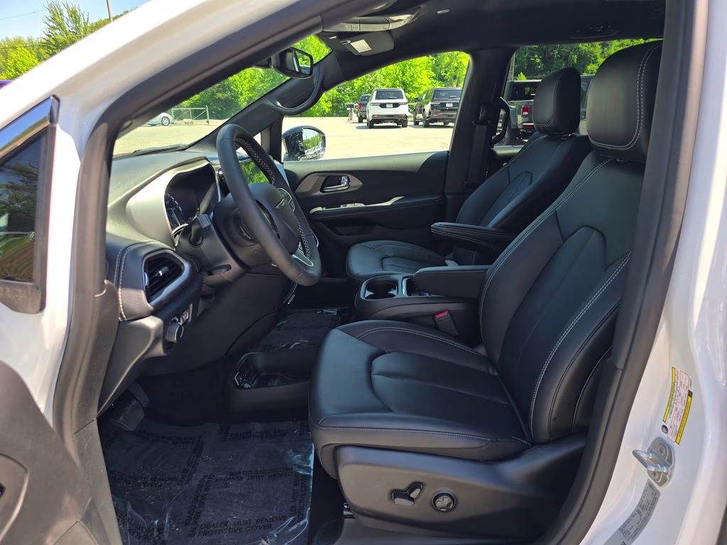 2027 Pw7 Chrysler Pacifica Select FWD Van