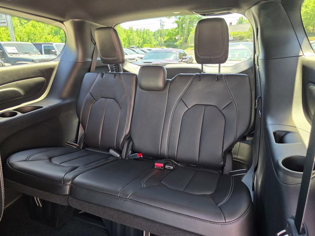 2027 Pw7 Chrysler Pacifica Select FWD Van