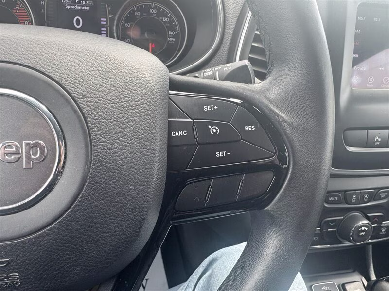 2019 Bright White Clear Coat Jeep Cherokee Altitude 4X4 SUV