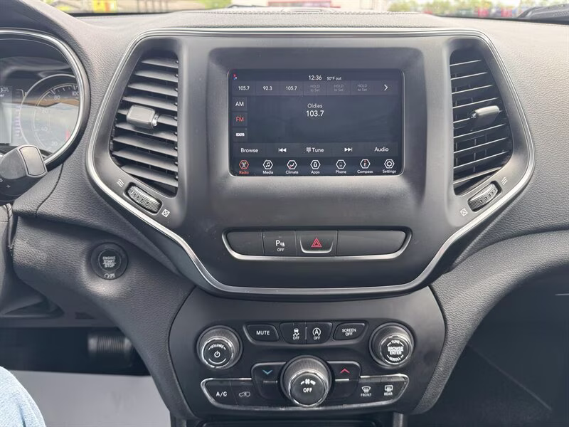 2019 Bright White Clear Coat Jeep Cherokee Altitude 4X4 SUV