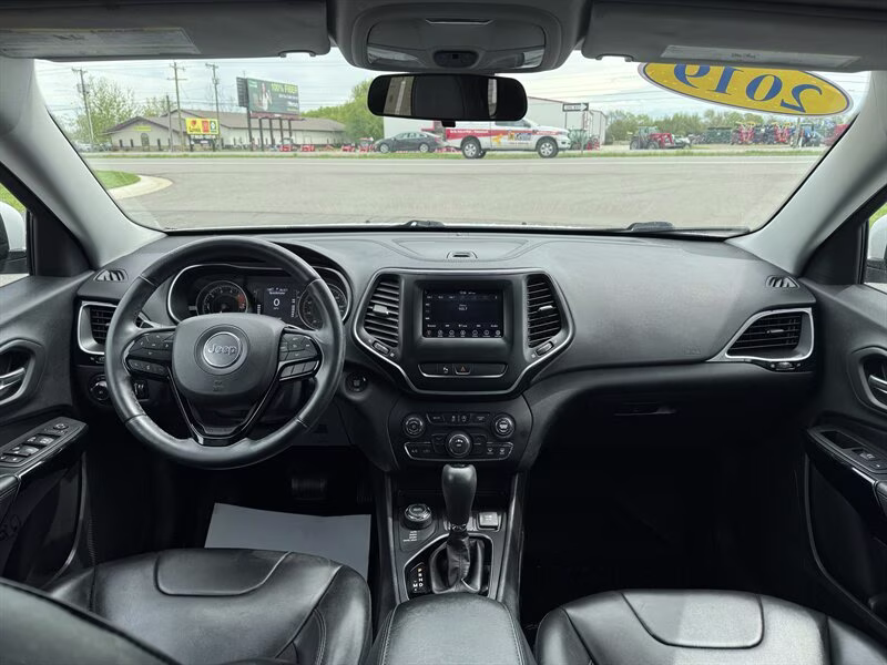 2019 Bright White Clear Coat Jeep Cherokee Altitude 4X4 SUV