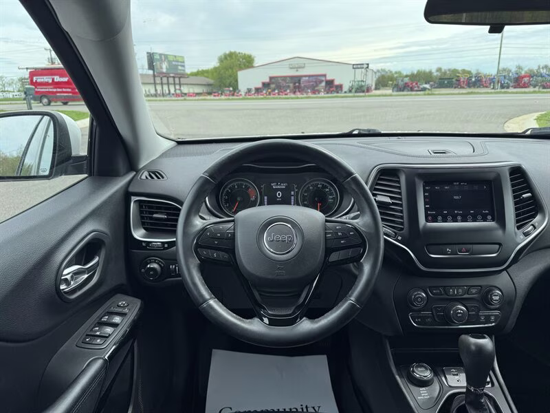 2019 Bright White Clear Coat Jeep Cherokee Altitude 4X4 SUV