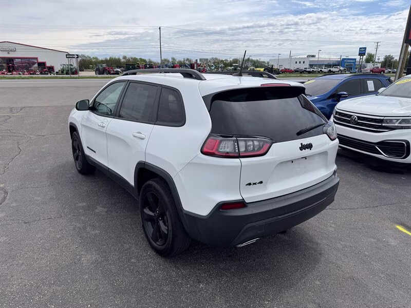 2019 Bright White Clear Coat Jeep Cherokee Altitude 4X4 SUV