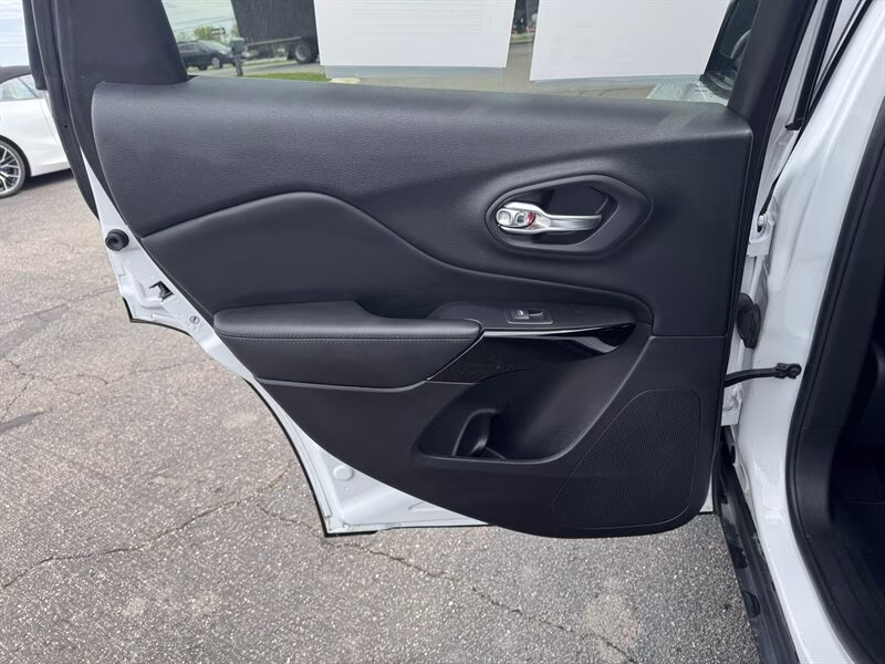 2019 Bright White Clear Coat Jeep Cherokee Altitude 4X4 SUV