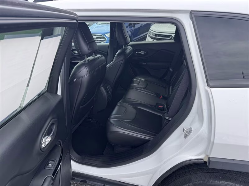 2019 Bright White Clear Coat Jeep Cherokee Altitude 4X4 SUV