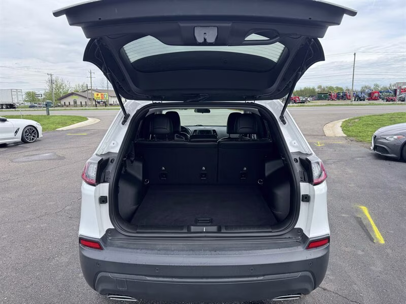 2019 Bright White Clear Coat Jeep Cherokee Altitude 4X4 SUV