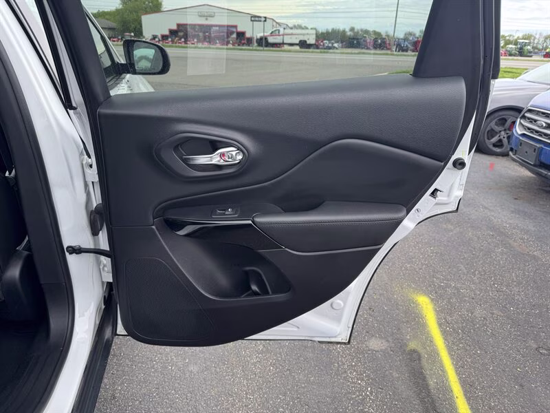 2019 Bright White Clear Coat Jeep Cherokee Altitude 4X4 SUV