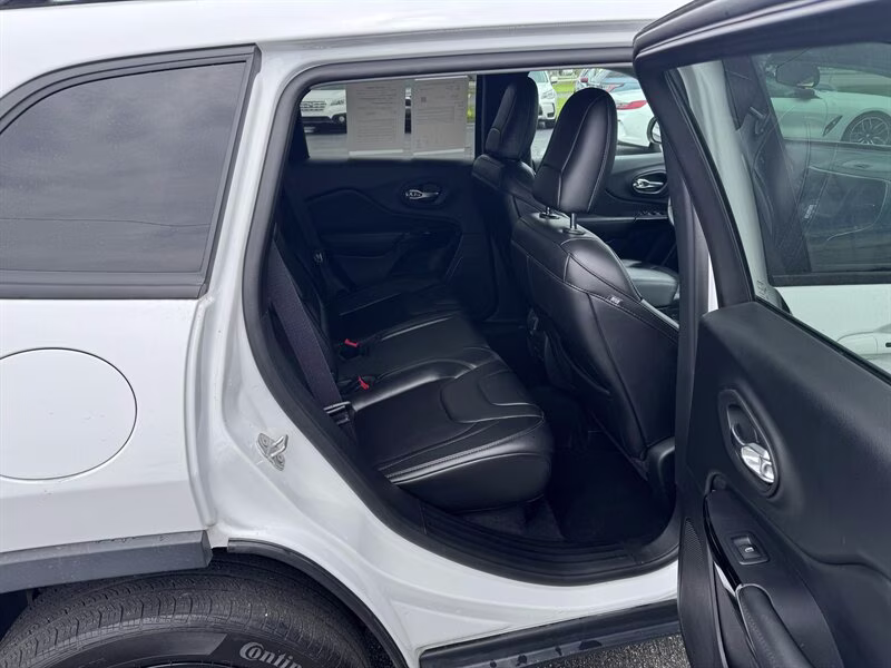 2019 Bright White Clear Coat Jeep Cherokee Altitude 4X4 SUV