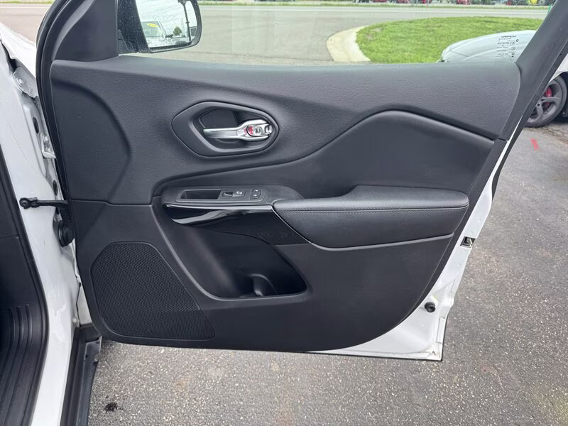 2019 Bright White Clear Coat Jeep Cherokee Altitude 4X4 SUV