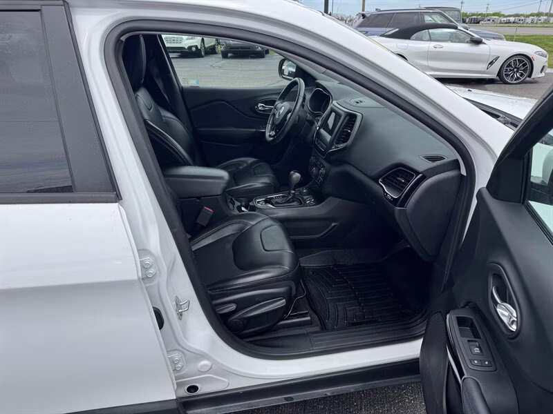 2019 Bright White Clear Coat Jeep Cherokee Altitude 4X4 SUV