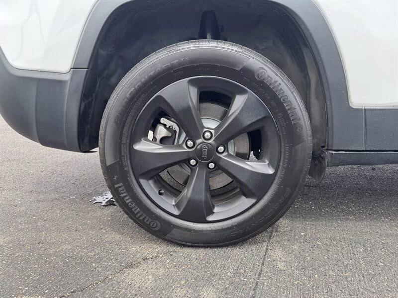 2019 Bright White Clear Coat Jeep Cherokee Altitude 4X4 SUV