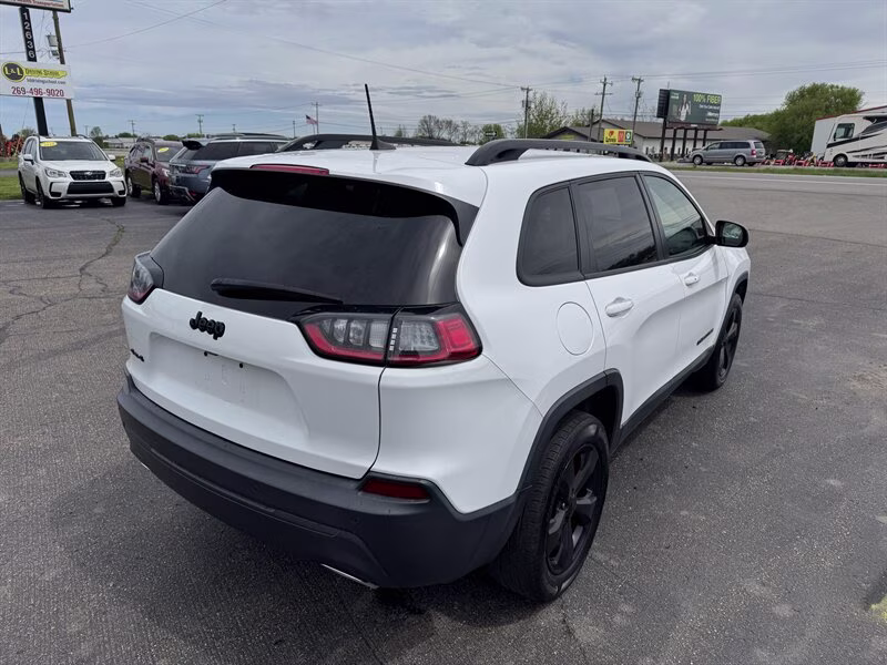 2019 Bright White Clear Coat Jeep Cherokee Altitude 4X4 SUV