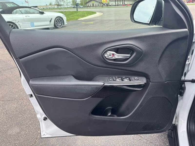 2019 Bright White Clear Coat Jeep Cherokee Altitude 4X4 SUV