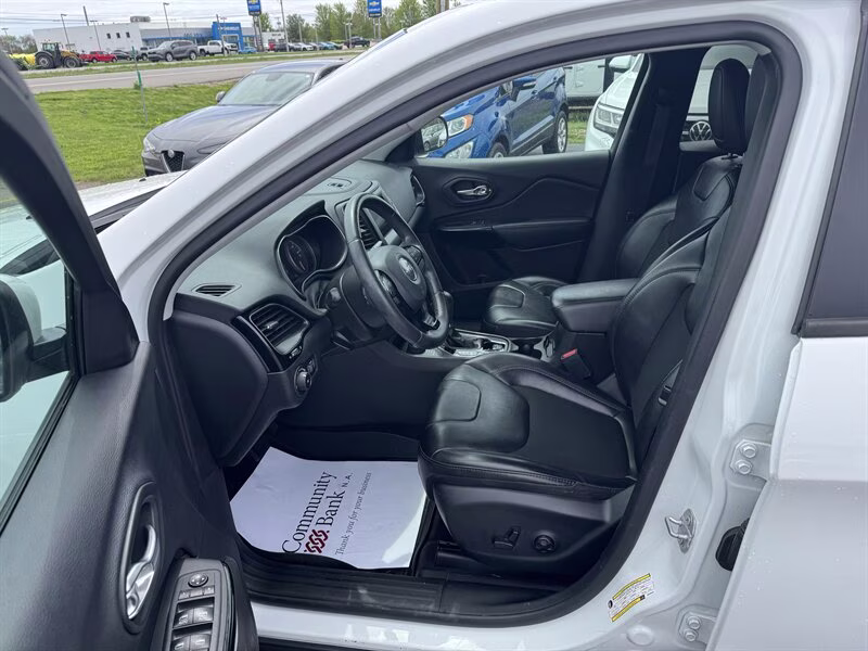 2019 Bright White Clear Coat Jeep Cherokee Altitude 4X4 SUV