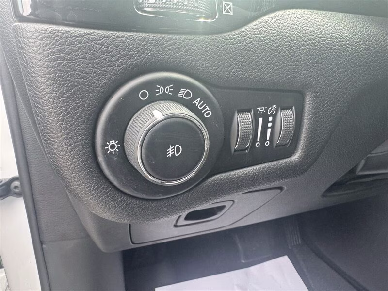 2019 Bright White Clear Coat Jeep Cherokee Altitude 4X4 SUV