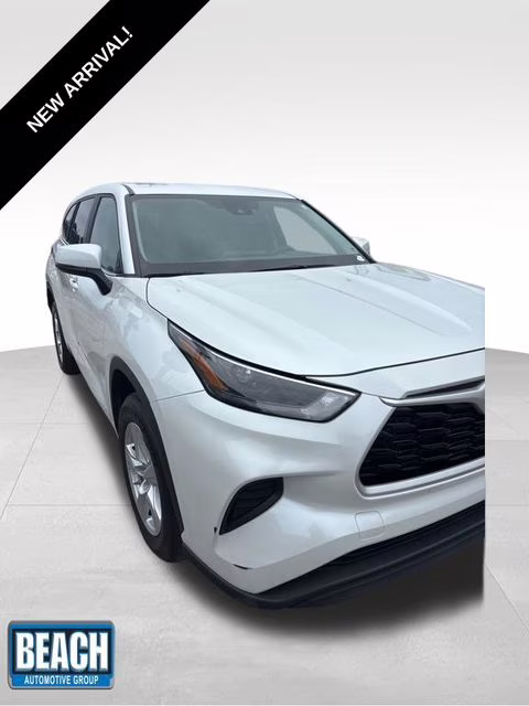 2023 White Toyota Highlander L FWD SUV