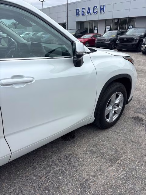 2023 White Toyota Highlander L FWD SUV