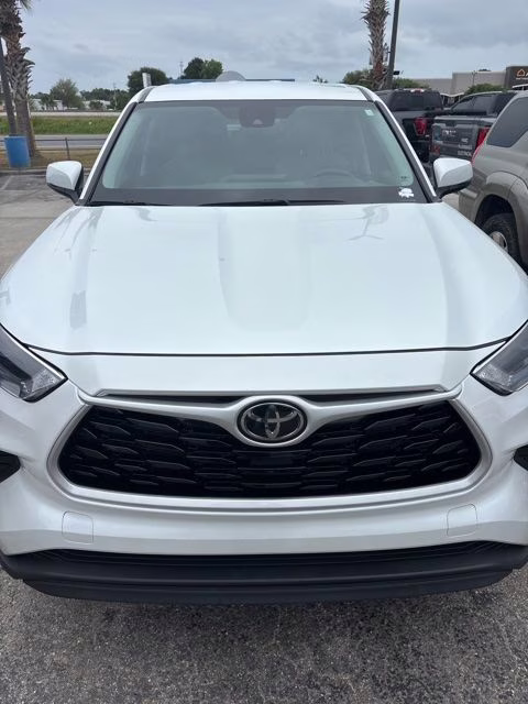 2023 White Toyota Highlander L FWD SUV