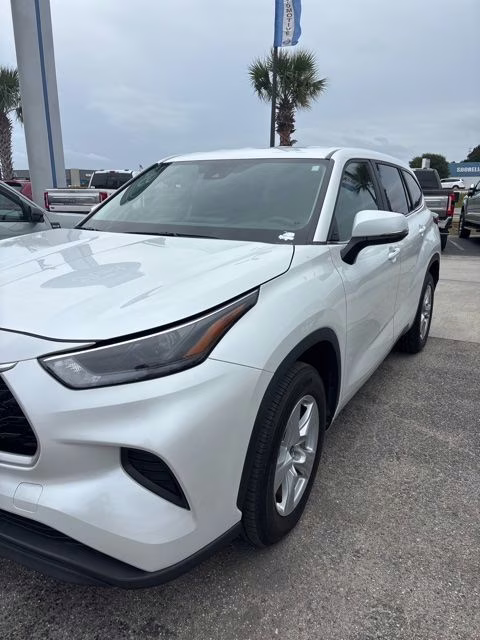 2023 White Toyota Highlander L FWD SUV