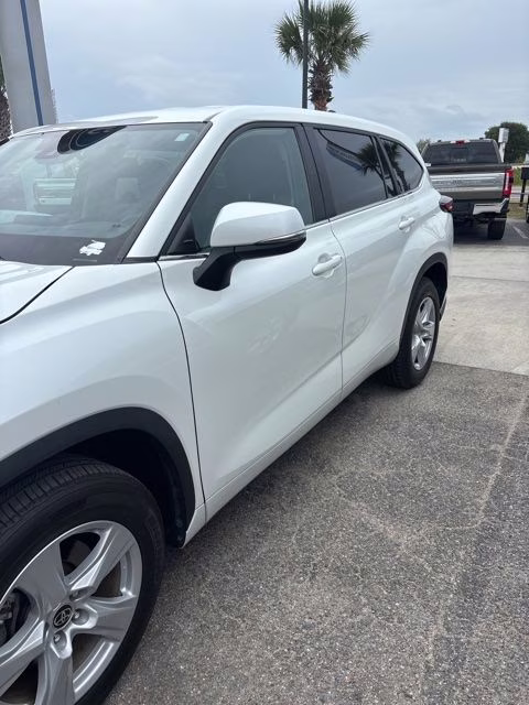 2023 White Toyota Highlander L FWD SUV